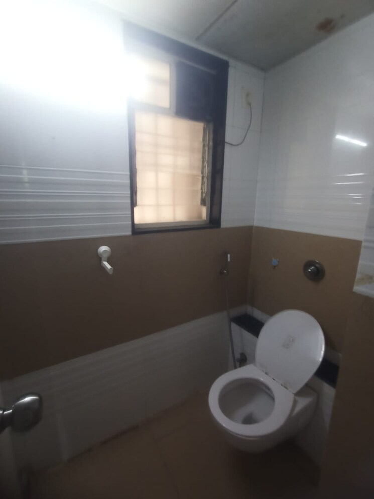 Bathroom, uttam-townscapes 3 Bedroom 1500 Sq.Ft. Apartment In Yerawada Pune 9361943
