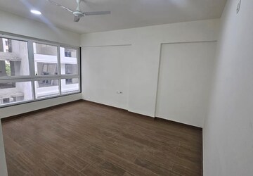 Room in 4 BHK Apartment at D And T Mountain View CHS, Senapati Bapat Road – for Rent