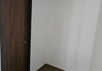 Room in 4 BHK Apartment at D And T Mountain View CHS, Senapati Bapat Road – for Rent