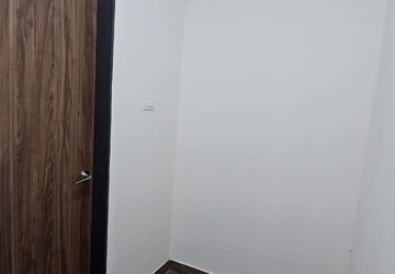 Room in 4 BHK Apartment at D And T Mountain View CHS, Senapati Bapat Road – for Rent