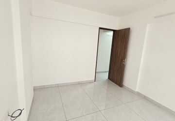 Room in 4 BHK Apartment at D And T Mountain View CHS, Senapati Bapat Road – for Rent