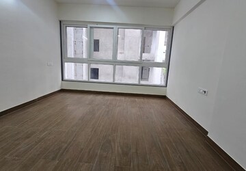Room in 4 BHK Apartment at D And T Mountain View CHS, Senapati Bapat Road – for Rent