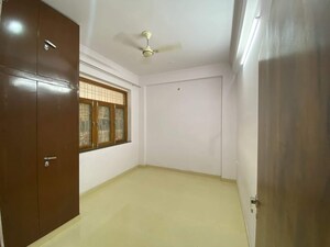 Room in 3 BHK Builder Floor at Mansarovar Extension – for Rent