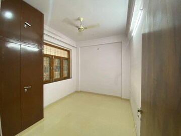 Room in 3 BHK Builder Floor at Mansarovar Extension – for Rent