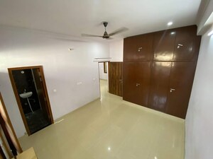 Room in 3 BHK Builder Floor at Mansarovar Extension – for Rent