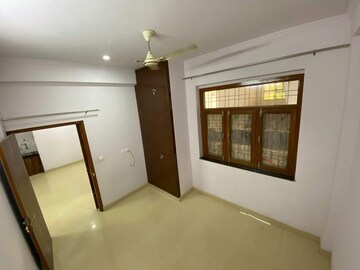 Room in 3 BHK Builder Floor at Mansarovar Extension – for Rent
