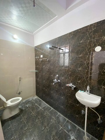 Attached Bathroom in 3 BHK Builder Floor at Mansarovar Extension – for Rent