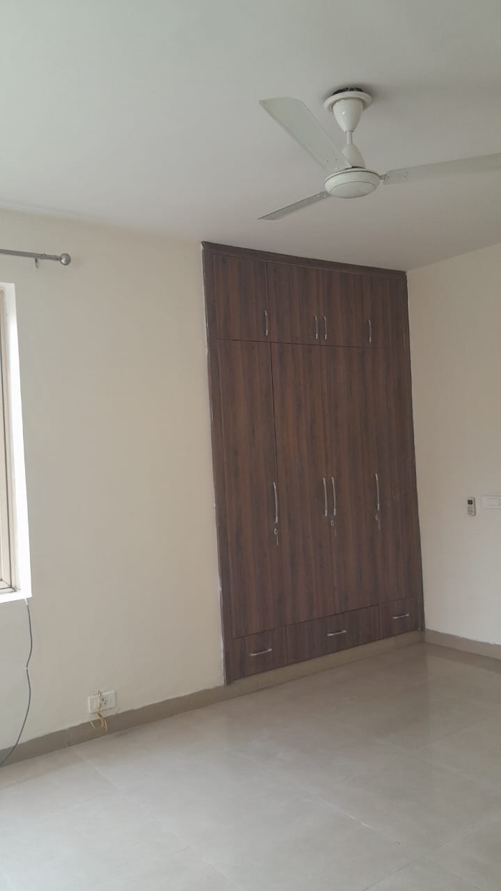 3 BHK + Servant Room 1650 Sq.Ft. Builder Floor in Unitech Woodstock Floors