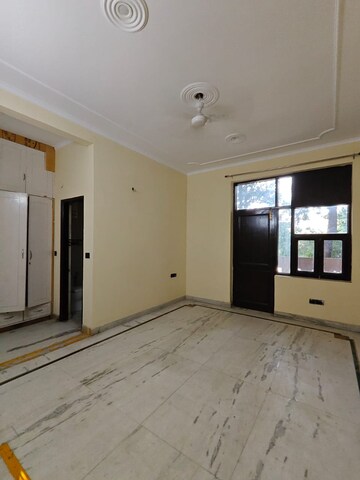 Room in 3 BHK Builder Floor at Sushant Lok I – for Rent