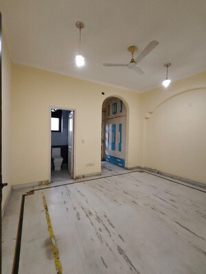 Room in 3 BHK Builder Floor at Sushant Lok I – for Rent