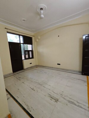 Room in 3 BHK Builder Floor at Sushant Lok I – for Rent