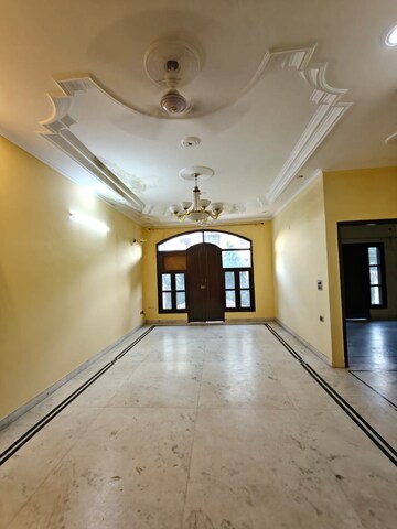 Room in 3 BHK Builder Floor at Sushant Lok I – for Rent