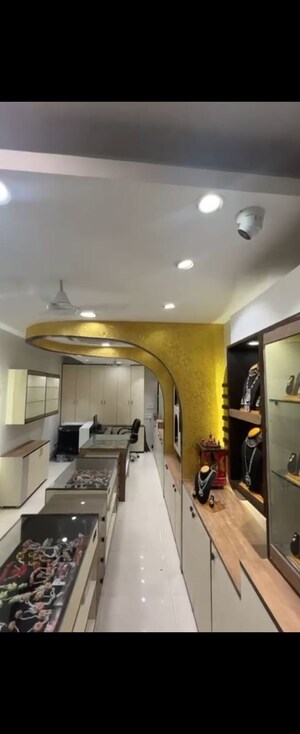  Shop For Rent in Aliganj