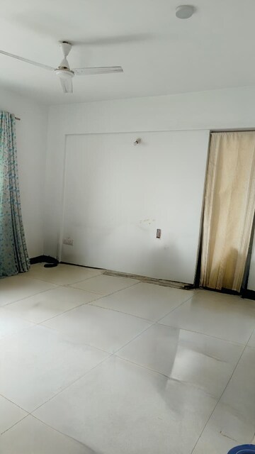 Room in 3 BHK Apartment at Kalpataru Jade Residences, Baner – for Rent