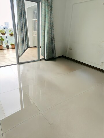 Room in 3 BHK Apartment at Kalpataru Jade Residences, Baner – for Rent