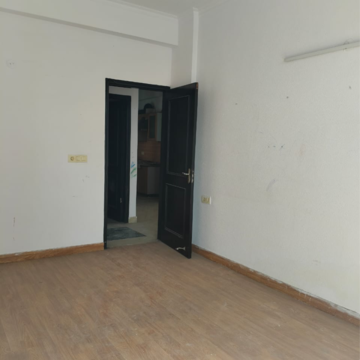 Room in 2.5 BHK Apartment at Mahagun Maestro, Sector 75 – for Sale