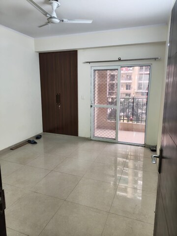 Room in 2 BHK Apartment at JM Florence, Tech Zone 4 Greater Noida – for Rent