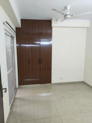 Room in 2 BHK Apartment at JM Florence, Tech Zone 4 Greater Noida – for Rent
