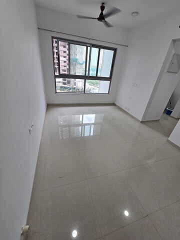 Room in 4 BHK Apartment at Kalpataru Immensa, Kolshet Road – for Sale