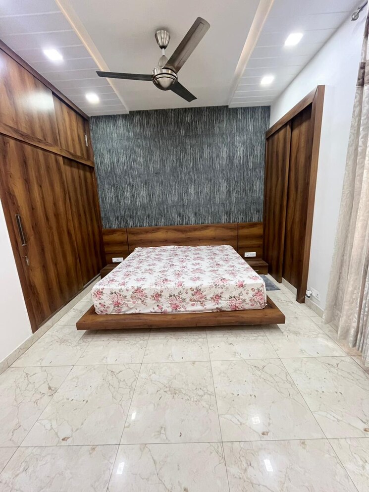 Bedroom, east of kailash 3 Bedroom 200 Sq.Yd. Builder Floor In East Of Kailash Delhi 9362363