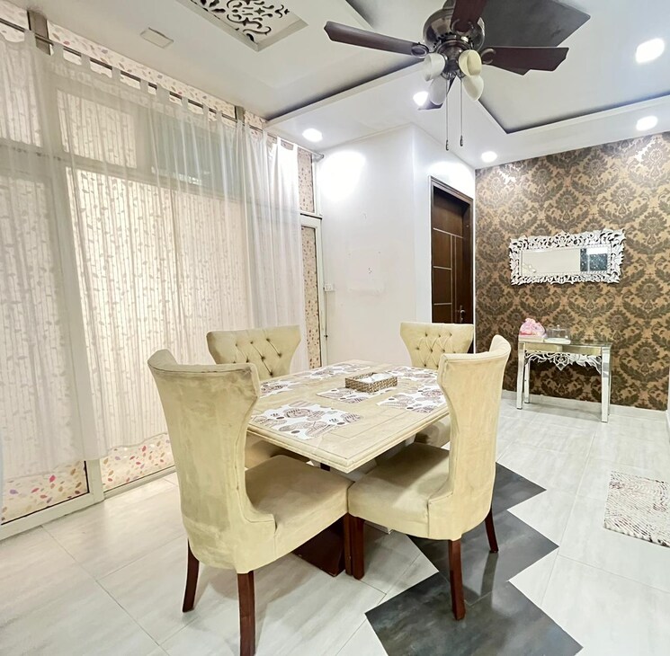 Team Area, east of kailash 3 Bedroom 200 Sq.Yd. Builder Floor In East Of Kailash Delhi 9362363