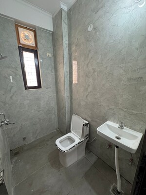Bathroom in 1 RK Builder Floor at Sector 32 – for Rent