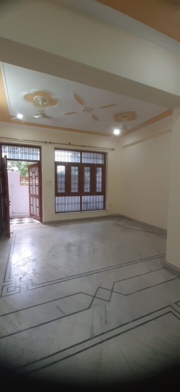 Room in 3 BHK Apartment at Omaxe R2, Gomti Nagar – for Sale
