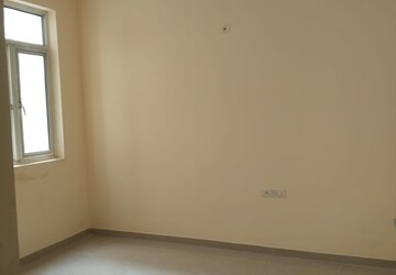 Room in 3 BHK Apartment at Omaxe R2, Gomti Nagar – for Sale