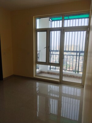 Room in 3 BHK Apartment at Omaxe R2, Gomti Nagar – for Sale