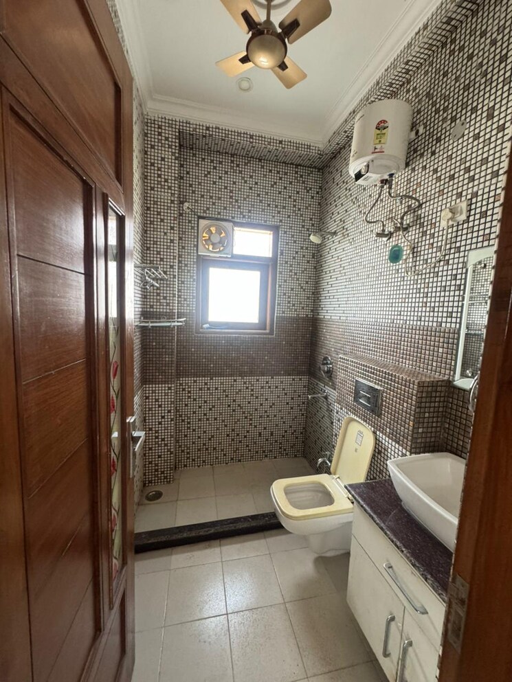 Bathroom, sector 31 2 Bedroom 1460 Sq.Ft. Builder Floor In Sector 31 Gurgaon 9362405