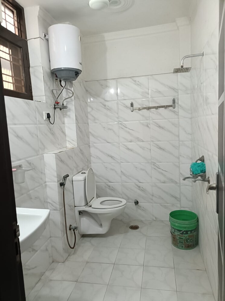 Bathroom, rwa-apartments-sector-116 3.5 Bedroom 1500 Sq.Ft. Apartment In Sector 116 Noida 9362482