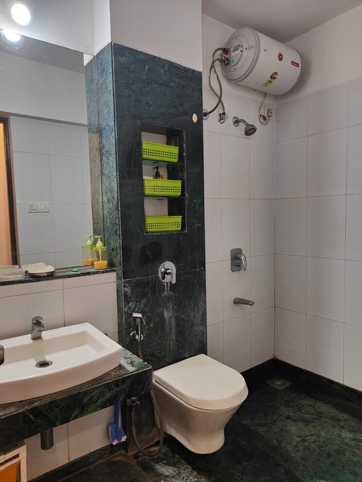 Bathroom, lodha-splendora 2.5 Bedroom 838 Sq.Ft. Apartment In Ghodbunder Road Thane 9362696