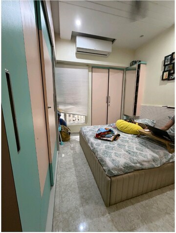 Room in 2 BHK Apartment at Lodha Amara, Kolshet Road – for Rent