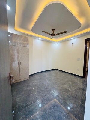 Room in 3 BHK Builder Floor at Dwarka Mor – for Rent