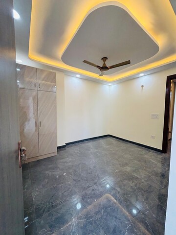 Room in 3 BHK Builder Floor at Dwarka Mor – for Rent