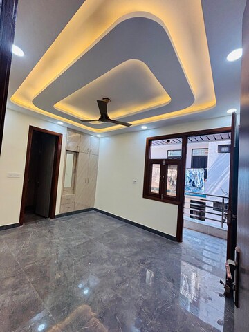 Room in 3 BHK Builder Floor at Dwarka Mor – for Rent