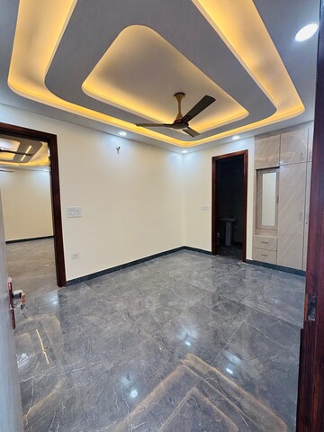 Room in 3 BHK Builder Floor at Dwarka Mor – for Rent