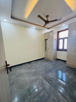 Room in 3 BHK Builder Floor at Dwarka Mor – for Rent
