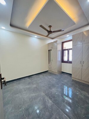 Room in 3 BHK Builder Floor at Dwarka Mor – for Rent