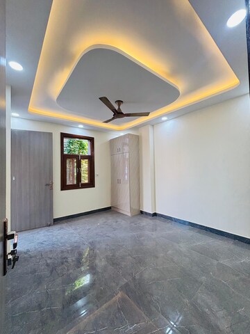 Room in 3 BHK Builder Floor at Dwarka Mor – for Rent