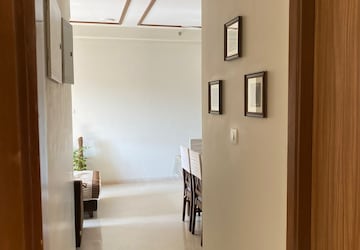 Room in 2 BHK Apartment at Shapoorji Pallonji Vicinia, Powai – for Rent