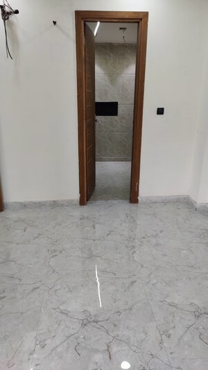 Room in 3 BHK Builder Floor at Ashoka Enclave 3, Sector 35 – for Rent