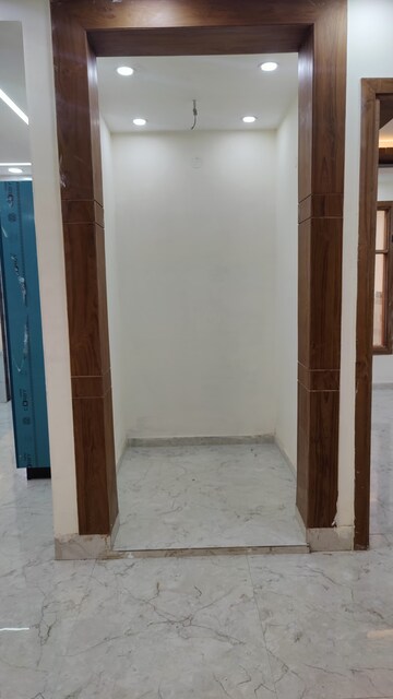 Building Lobby in 3 BHK Builder Floor at Ashoka Enclave 3, Sector 35 – for Rent