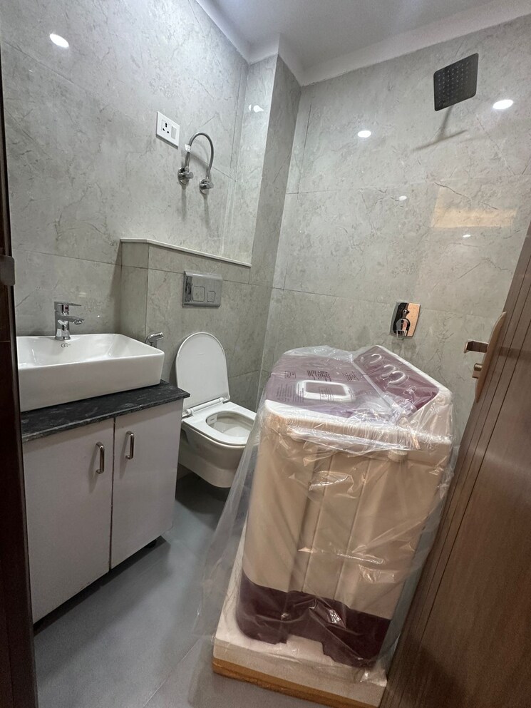 Attached Bathroom, freedom fighters enclave 1 RK 1000 Sq.Ft. Builder Floor In Freedom Fighters Enclave Delhi 9363032