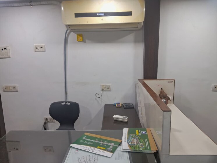 Team Area, om-heera-panna-mall Commercial Office Space 200 Sq.Ft. In Andheri West Mumbai 9363143