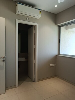 Room in 3 BHK Apartment at Worli Sea Face – for Rent