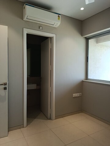 Room in 3 BHK Apartment at Worli Sea Face – for Rent