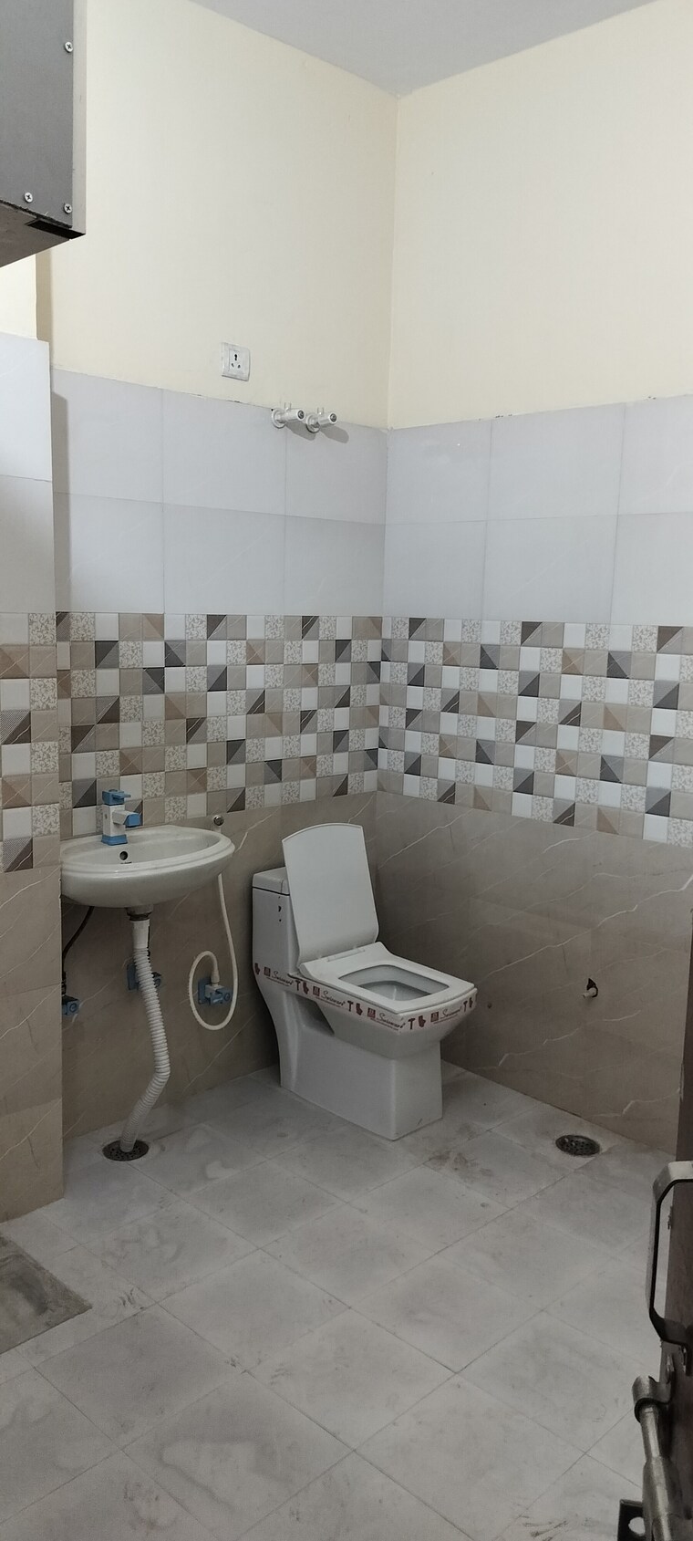 Bathroom, sector 46 2 Bedroom 200 Sq.Mt. Independent House In Sector 46 Noida 9363370