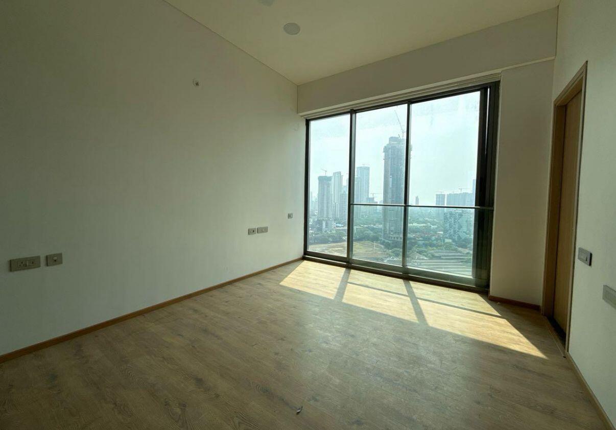 4 BHK + Servant Room Apartment For Rent in Rustomjee Crown