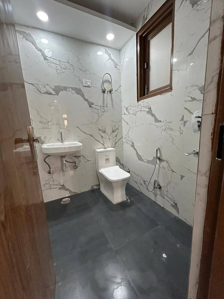 Bathroom, freedom fighters enclave 1 Bedroom 500 Sq.Ft. Apartment In Freedom Fighters Enclave Delhi 9363511